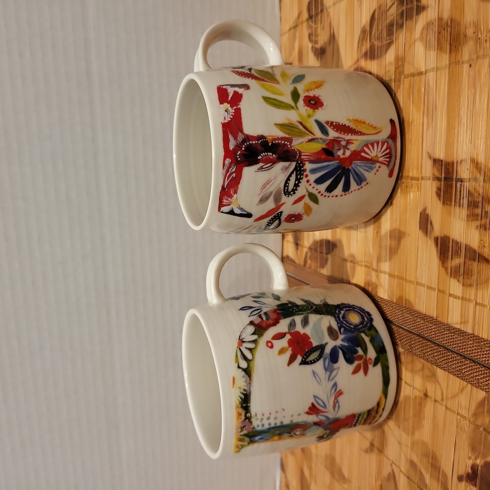 D &T Vibrant Red and Green Ceramic Mugs for Dining